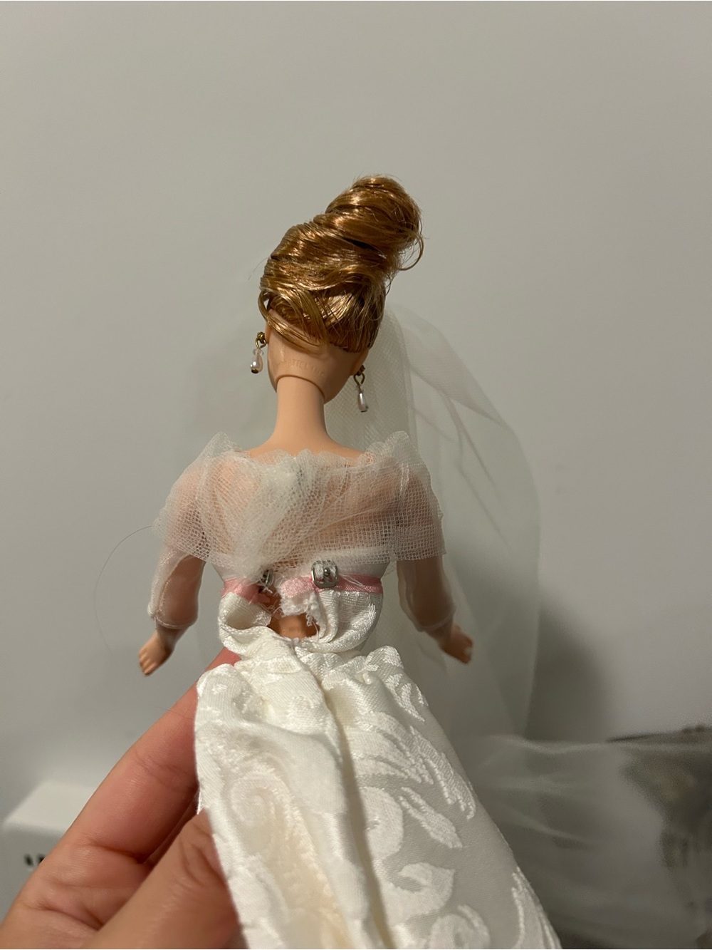 2002 Sophisticated Wedding Barbie – The Bridal Collection #53370 - Picture 10 of 12